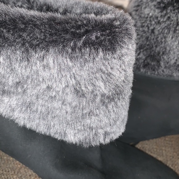 BNWOT Beautiful Womens Suede Ugg Bootie - Picture 7 of 8